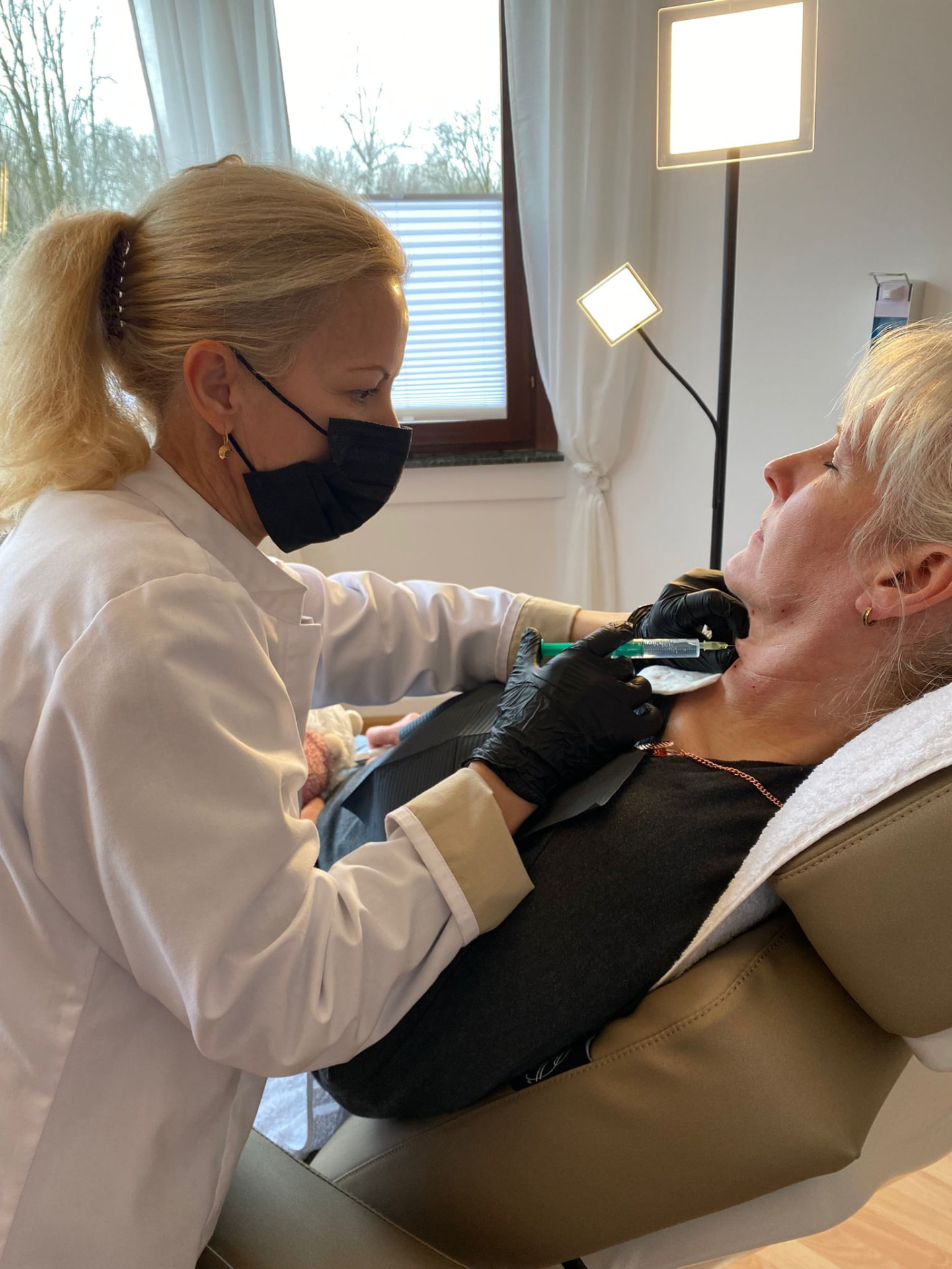 Ästhetische Behandlung im Behandlungsraum der Naturheilpraxis